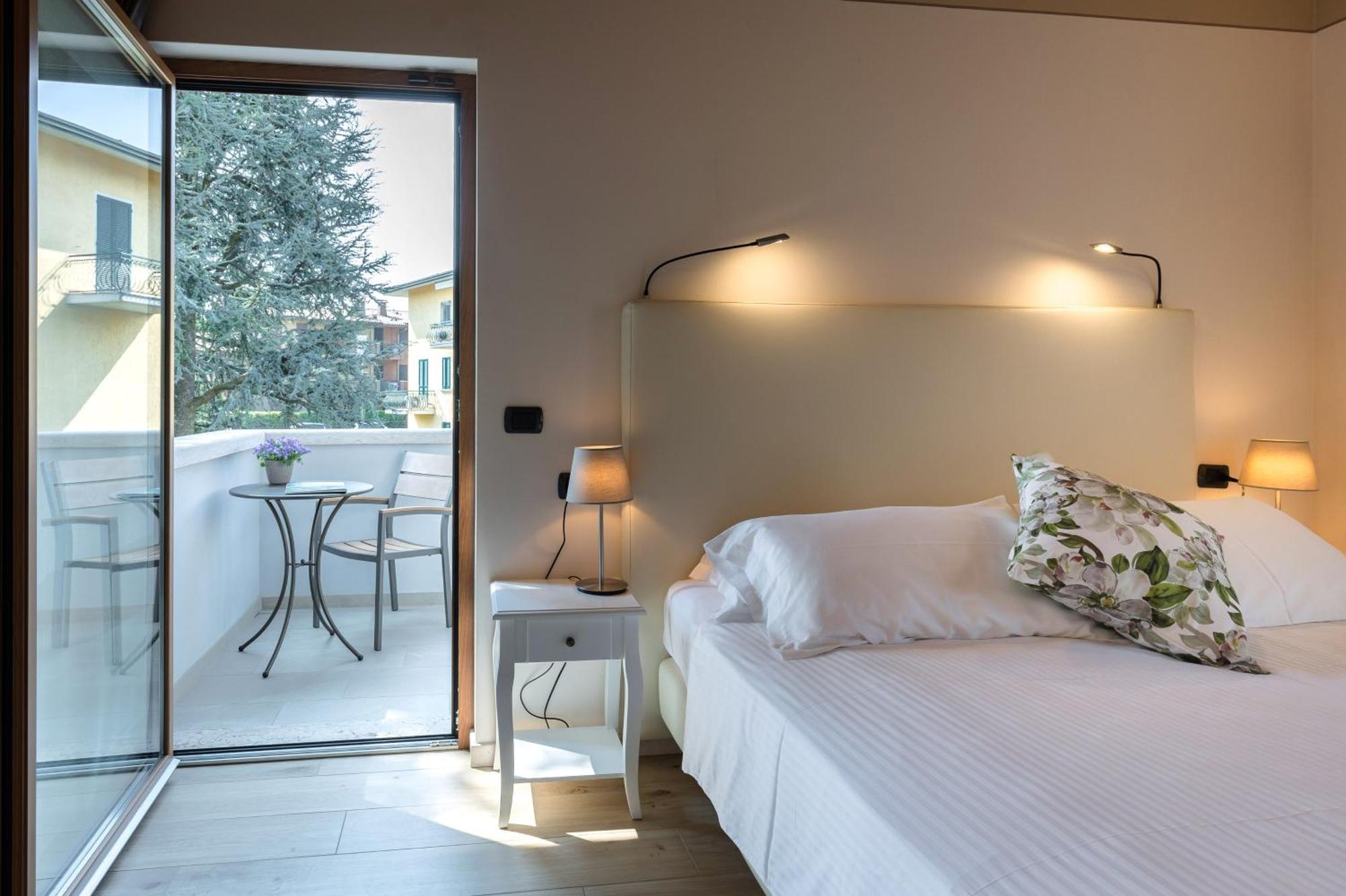 Bed and Breakfast Charming Сирмионе Экстерьер фото
