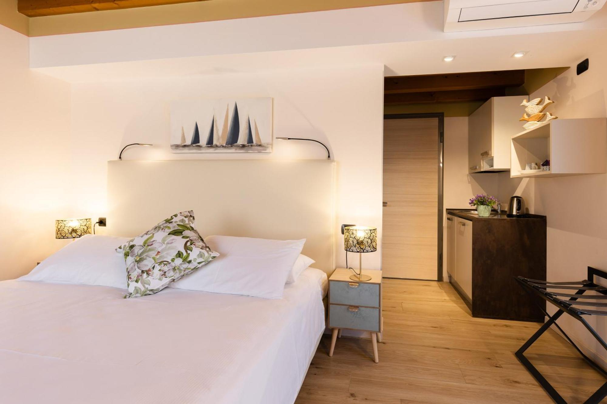 Bed and Breakfast Charming Сирмионе Экстерьер фото